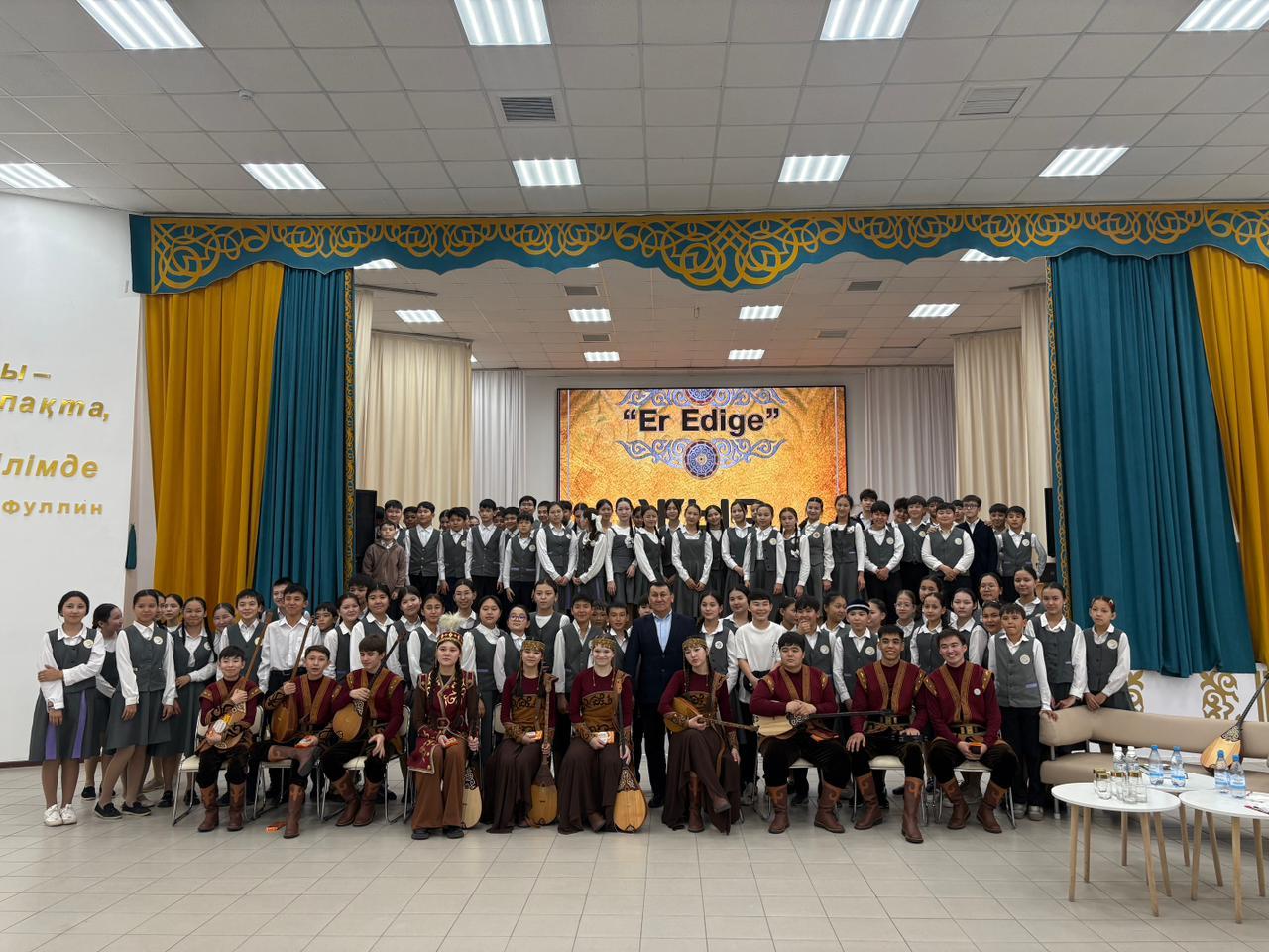 №55 орта мектеп-гимназиясында «Ер Едіге» жыр мектебінің жетекшісі Әділбек Сарин және жас жыршылармен кездесу өтті